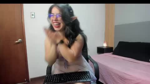 Snapshot of emily_tulip chatting on 28, 4, 2026 Vanesa online show from 28, 4, 2026