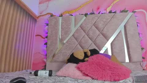 emily_velvet_ online show from 4, 4, 2026