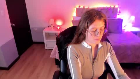 Snapshot of emily_warren__ chatting on 4, 6, 2026 emily_warren__ online show from 4, 6, 2026
