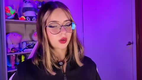 Snapshot of emilykarterr chatting on 4, 5, 2026 VALEEEN online show from 4, 5, 2026