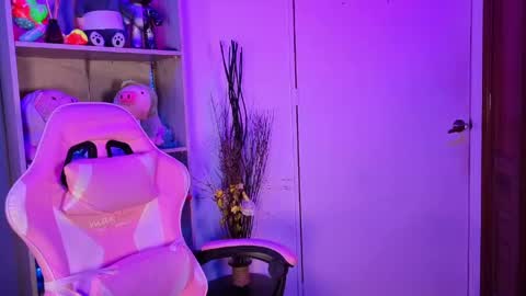 Snapshot of emilykarterr chatting on 23, 5, 2026 VALEEEN online show from 23, 5, 2026