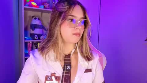 Snapshot of emilykarterr chatting on 28, 5, 2026 VALEEEN online show from 28, 5, 2026
