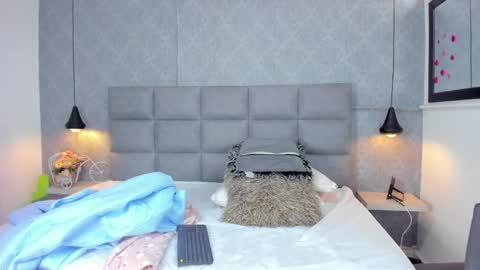 Snapshot of emilyy_r chatting on 8, 4, 2026 emilyy_r online show from 8, 4, 2026