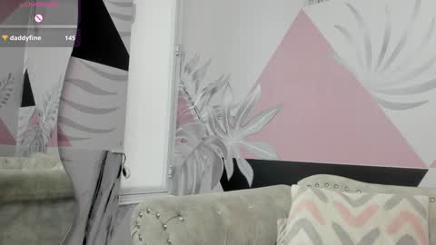 Snapshot of emma_petite4u chatting on 4, 1, 2025 Emma online show from 4, 1, 2025