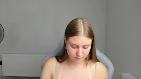 Snapshot of emma_sweettyy chatting on 7, 7, 2026 Emma online show from 7, 7, 2026