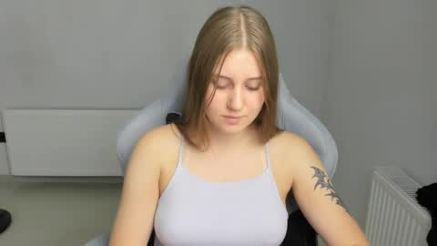 Snapshot of emma_sweettyy chatting on 13, 7, 2026 Emma online show from 13, 7, 2026