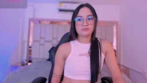 Snapshot of emmabeel chatting on 4, 11, 2025 Emma online show from 4, 11, 2025