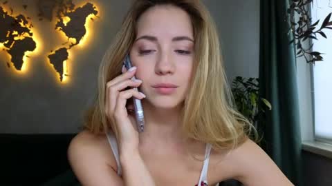 Snapshot of emmi_rosee chatting on 28, 4, 2026 Miss Emmi online show from 28, 4, 2026