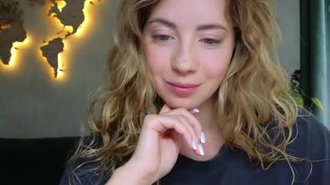 Snapshot of emmi_rosee chatting on 7, 5, 2026 Miss Emmi online show from 7, 5, 2026