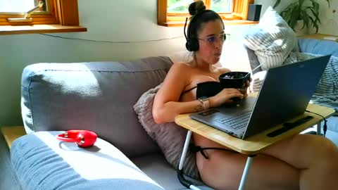 Snapshot of emyxxl chatting on 7, 7, 2026 emyxxl online show from 7, 7, 2026