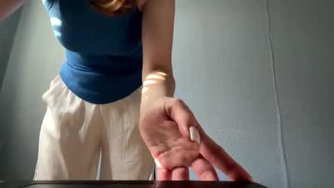 Snapshot of erinnkuhre chatting on 23, 5, 2026 Lily online show from 23, 5, 2026