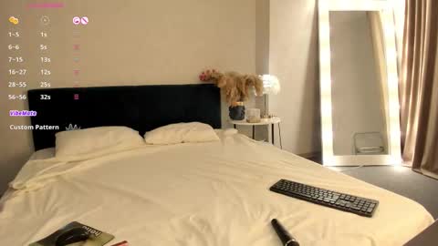 Esme Runn online show from 28, 10, 2025