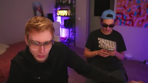 Snapshot of esthetics_boys chatting on 15, 9, 2025 LOUIS online show from 15, 9, 2025