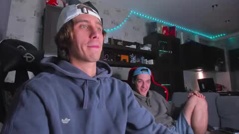 Snapshot of esthetics_boys chatting on 4, 10, 2025 LOUIS online show from 4, 10, 2025