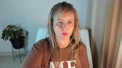 Snapshot of estrellah__ chatting on 5, 10, 2025 - E S T R E L L A  M I L F - online show from 5, 10, 2025