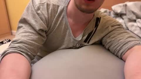 Snapshot of etat_on chatting on 8, 5, 2026 Tom online show from 8, 5, 2026