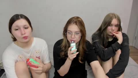 Veronica Tiia Lilith left to right online show from 22, 2, 2025