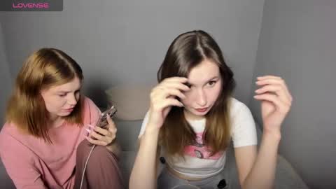 Veronica Tiia Lilith left to right online show from 26, 9, 2025