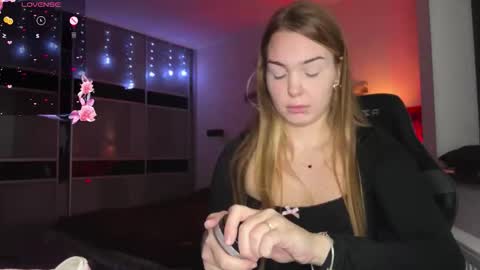 evacarter1 online show from 16, 11, 2025