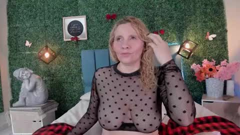 Snapshot of evangelyne_rose chatting on 4, 3, 2026 Evangelyne online show from 4, 3, 2026