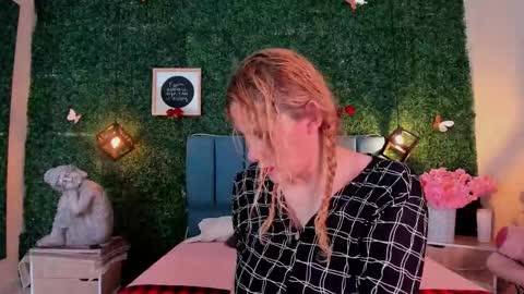 Snapshot of evangelyne_rose chatting on 12, 3, 2026 Evangelyne online show from 12, 3, 2026