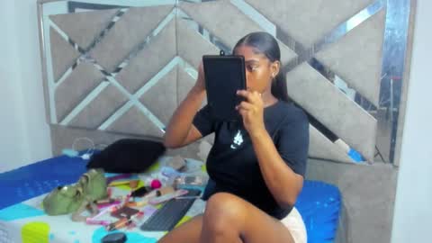 Snapshot of evaxemma chatting on 18, 12, 2025 Eva And Emmanuel online show from 18, 12, 2025
