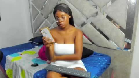 Snapshot of evaxemma chatting on 19, 12, 2025 Eva And Emmanuel online show from 19, 12, 2025
