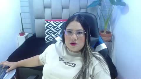 Snapshot of evelin_zaens chatting on 24, 6, 2026 evelin zaens online show from 24, 6, 2026