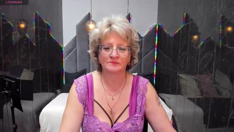 Evelyn online show from 22, 9, 2025