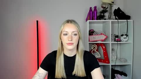 Snapshot of evelynblond chatting on 4, 6, 2026 evelynblond online show from 4, 6, 2026