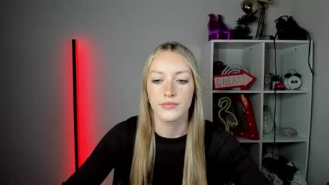 Snapshot of evelynblond chatting on 12, 6, 2026 evelynblond online show from 12, 6, 2026