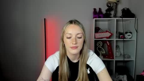 Snapshot of evelynblond chatting on 18, 6, 2026 evelynblond online show from 18, 6, 2026