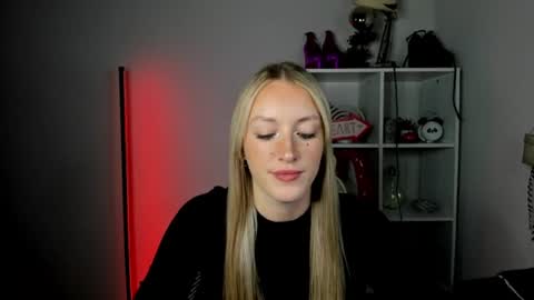 Snapshot of evelynblond chatting on 23, 6, 2026 evelynblond online show from 23, 6, 2026