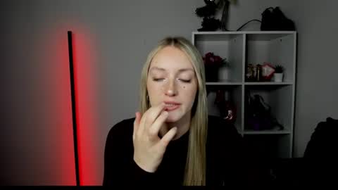 Snapshot of evelynblond chatting on 6, 7, 2026 evelynblond online show from 6, 7, 2026