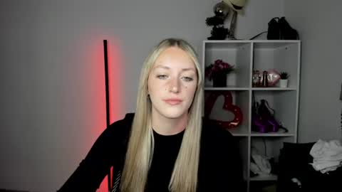 Snapshot of evelynblond chatting on 17, 7, 2026 evelynblond online show from 17, 7, 2026