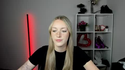 Snapshot of evelynblond chatting on 20, 7, 2026 evelynblond online show from 20, 7, 2026