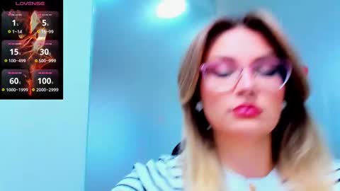 Snapshot of evelyne_rose chatting on 6, 3, 2025 evelyne_rose online show from 6, 3, 2025