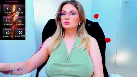 Snapshot of evelyne_rose chatting on 7, 3, 2025 evelyne_rose online show from 7, 3, 2025