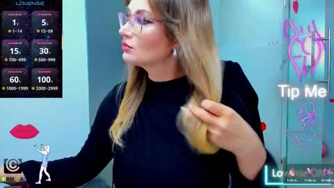 Snapshot of evelyne_rose chatting on 7, 10, 2025 evelyne_rose online show from 7, 10, 2025
