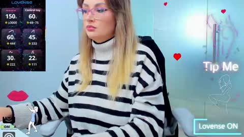 Snapshot of evelyne_rose chatting on 8, 10, 2025 evelyne_rose online show from 8, 10, 2025
