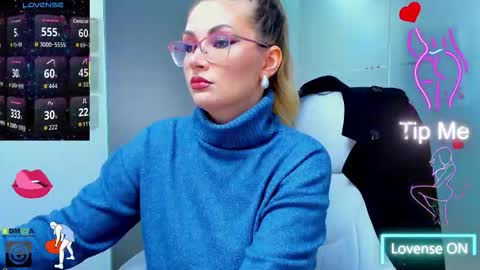 Snapshot of evelyne_rose chatting on 18, 10, 2025 evelyne_rose online show from 18, 10, 2025