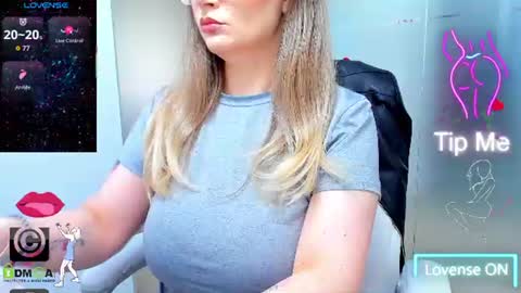 Snapshot of evelyne_rose chatting on 15, 6, 2026 evelyne_rose online show from 15, 6, 2026