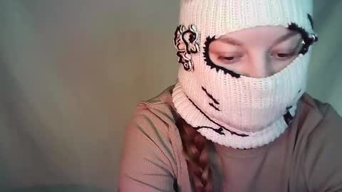 Snapshot of evie_muna chatting on 11, 5, 2026 Renesme White Im here from Monday to Friday online show from 11, 5, 2026