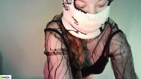 Snapshot of evie_muna chatting on 12, 5, 2026 Renesme White Im here from Monday to Friday online show from 12, 5, 2026