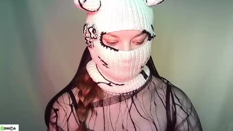 Snapshot of evie_muna chatting on 18, 5, 2026 Renesme White Im here from Monday to Friday online show from 18, 5, 2026