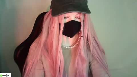Snapshot of evie_muna chatting on 22, 5, 2026 Renesme White Im here from Monday to Friday online show from 22, 5, 2026