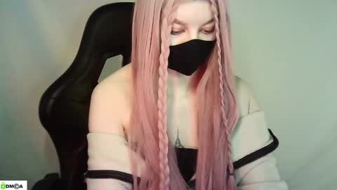 Snapshot of evie_muna chatting on 26, 5, 2026 Renesme White Im here from Monday to Friday online show from 26, 5, 2026