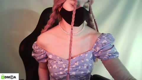 Snapshot of evie_muna chatting on 22, 6, 2026 Renesme White Im here from Monday to Friday online show from 22, 6, 2026