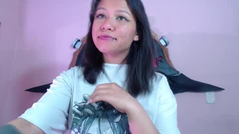 Snapshot of evybubbles_ chatting on 4, 11, 2025 Im Evy online show from 4, 11, 2025