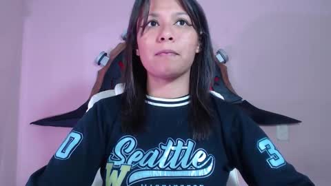 Snapshot of evybubbles_ chatting on 18, 11, 2025 Im Evy online show from 18, 11, 2025